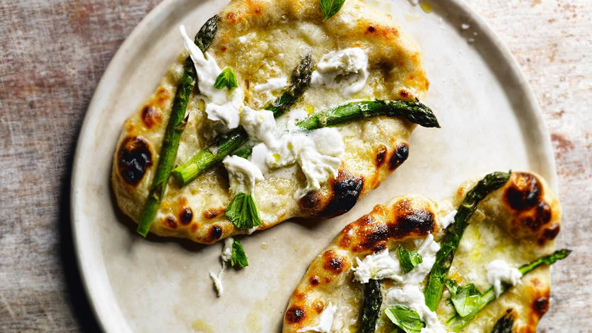 pizza with asparagus and mozarella